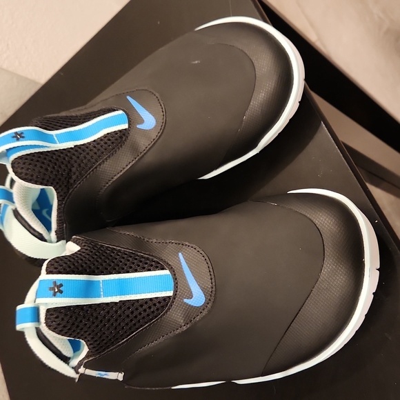 Nike Medical Black and Blue Shoes - Picture 6 of 6